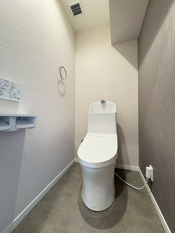 千里泉ヶ丘スカイハイツ トイレ新調済み♪シンプルでお手入れのしやすい仕様です。