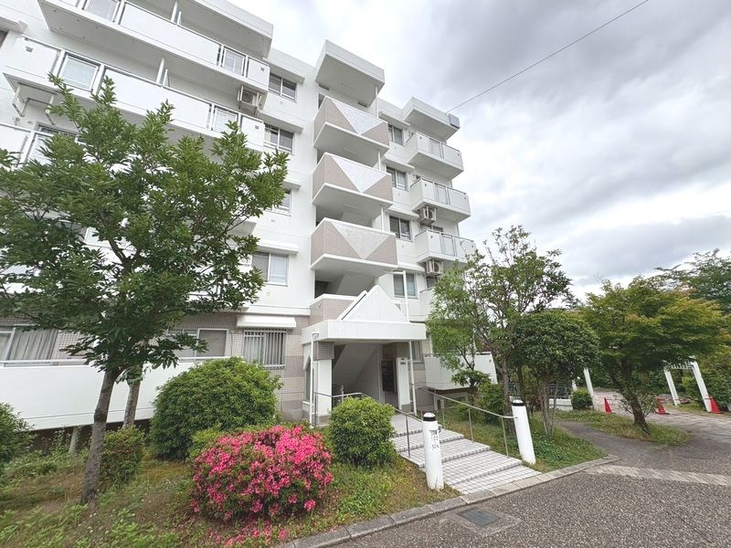【CASA】高槻阿武山二番街208号棟 ■現地■専用駐車場権利付き。小中学校まで徒歩約11分圏内。