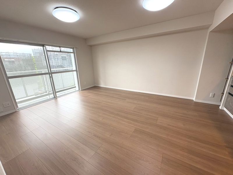 【CASA】高槻阿武山二番街208号棟 ■リビング■縦長のLDKは、見通しが良く、小さなお子様がいらっしゃるご家庭も安心です。