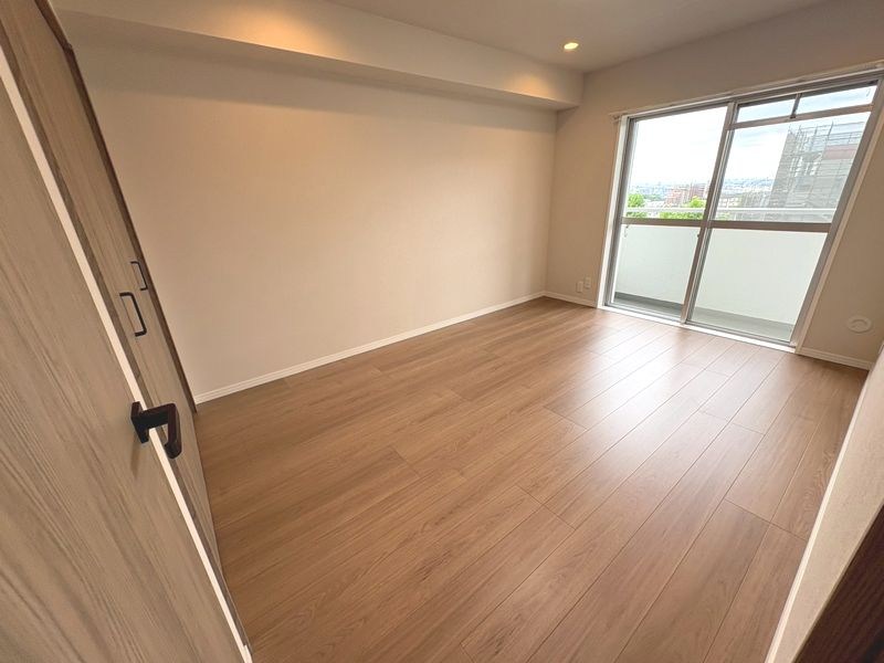 【CASA】高槻阿武山二番街208号棟 ■洋室■家具やインテリアのレイアウトもしやすい万能な間取りです。