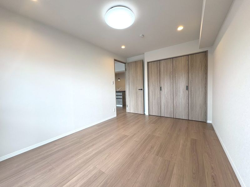 【CASA】高槻阿武山二番街208号棟 ■洋室■各居室に収納スペースを完備。お洋服などがすっきりと片付き、お部屋を広く使うことができますね。