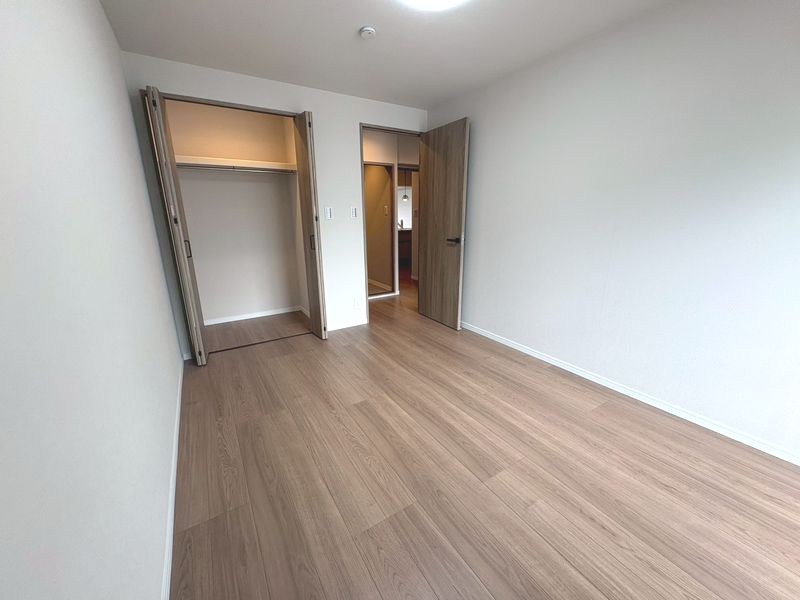 【CASA】高槻阿武山二番街208号棟 ■洋室■自由度の高い家具の配置が叶うシンプルな空間です。家具やインテリアを設置して自分だけの空間に。