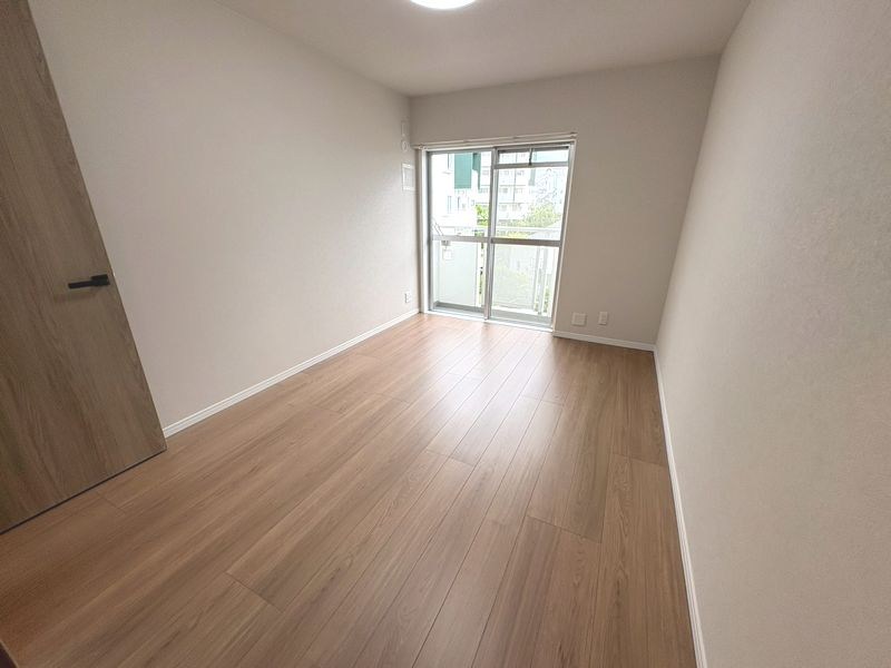 【CASA】高槻阿武山二番街208号棟 ■洋室■お子様の憧れのマイルーム。机やベッドなど配置してもゆとりのあるスペースを確保し寛ぎの空間に。