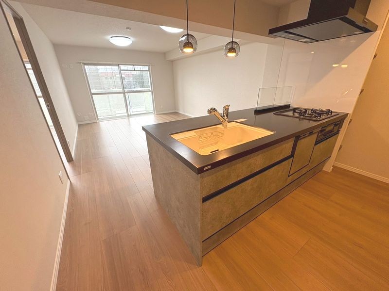 【CASA】高槻阿武山二番街208号棟 ■キッチン■フラット対面キッチンにペンダントライトがあたたかく灯ります。お部屋のアクセントにもなりますね。