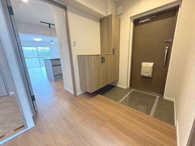 【CASA】高槻阿武山二番街208号棟 ■玄関■ご家族の靴を収納できるシューズボックスを完備。毎日通る玄関を清潔に保ちます。