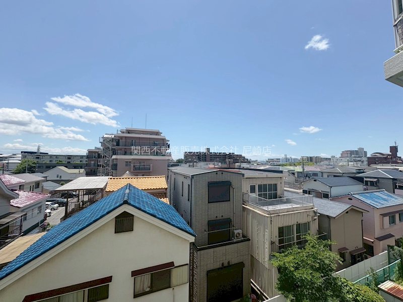 イトーピア尼崎 明るい陽射しがたっぷり入るバルコニーは、毎日の家事を気持ちよくサポート。空の広がりを感じながら、ちょっと一息つけるリラックス空間としても活躍します。