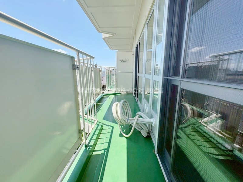 イトーピア尼崎 バルコニーは洗濯物を干すのに十分なスペースがあり、外の空気を感じながらリラックスできる場所です。