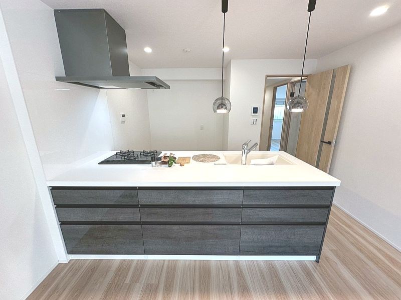 【CASA】白川高層住宅8号棟 食洗機付き、3口コンロで、毎日のお料理を効率よく。