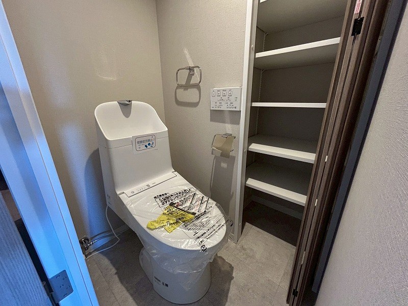 杉谷パークマンション 【トイレ】トイレには大容量の収納スペースが確保されており、トイレットペーパーや掃除用品、日用品のストックなどをすっきりと収納していただけます。