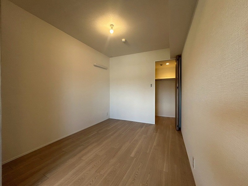 杉谷パークマンション 【洋室】各居室にはウォークインクローゼットを備えており、収納力の高さが魅力のひとつです。