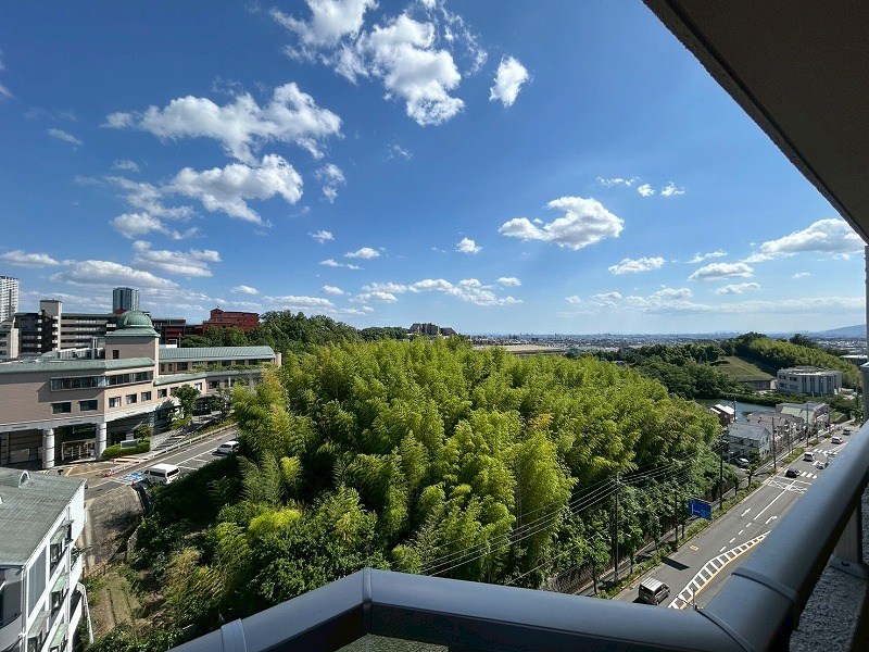 杉谷パークマンション 【眺望写真】眺望も良好で、開放感のある景色を楽しみながらリラックスした時間をお過ごしいただけます。周囲の視線を気にしにくい環境で、プライベート感もしっかり確保されている点も魅力です。