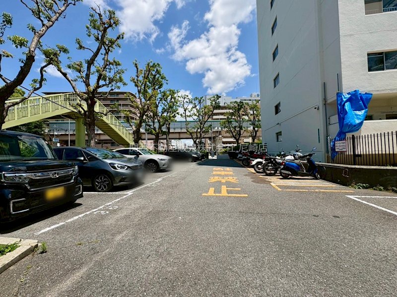 新北野第2コーポ西棟 マンション敷地内に駐車場あり。日々の外出や車移動もスムーズに行えます。空き状況につきましては、管理会社へ要確認となりますので、お問い合わせください。