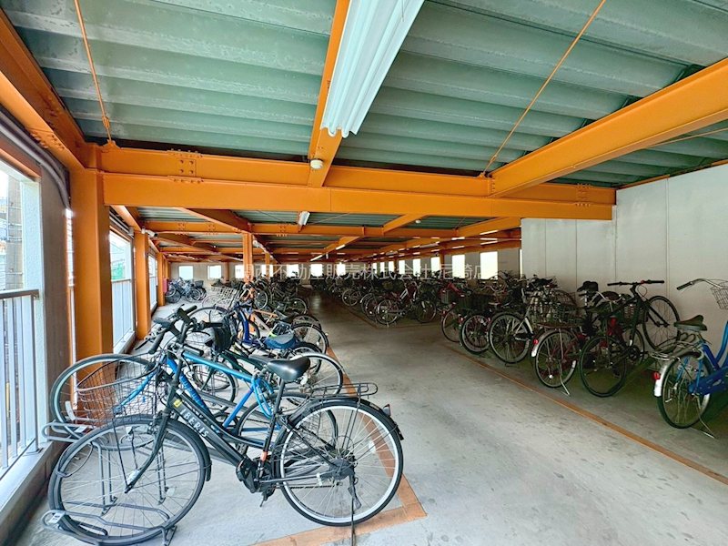 新北野第2コーポ西棟 徒歩圏内に買い物施設なども充実していますが、自転車があれば行動範囲も増えるのでより便利です。