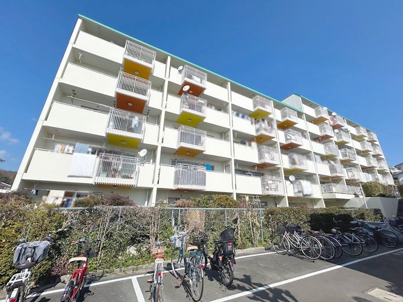 【CASA】イトーピア高槻松が丘B棟  4階部分・南・西・北の3面バルコニーにつき陽当り・通風良好です！