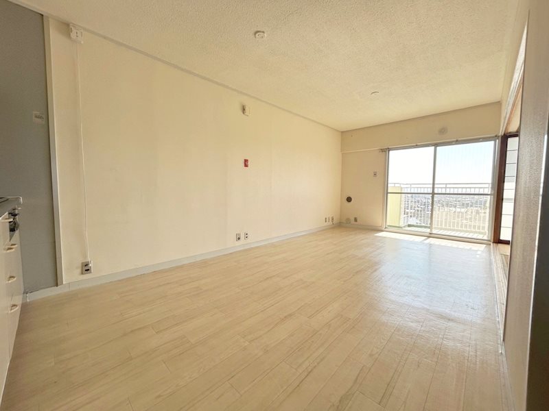 【CASA】イトーピア高槻松が丘B棟  南向きにつき陽当り良好なLDK！あたたかな空間でおくつろぎくださいませ。