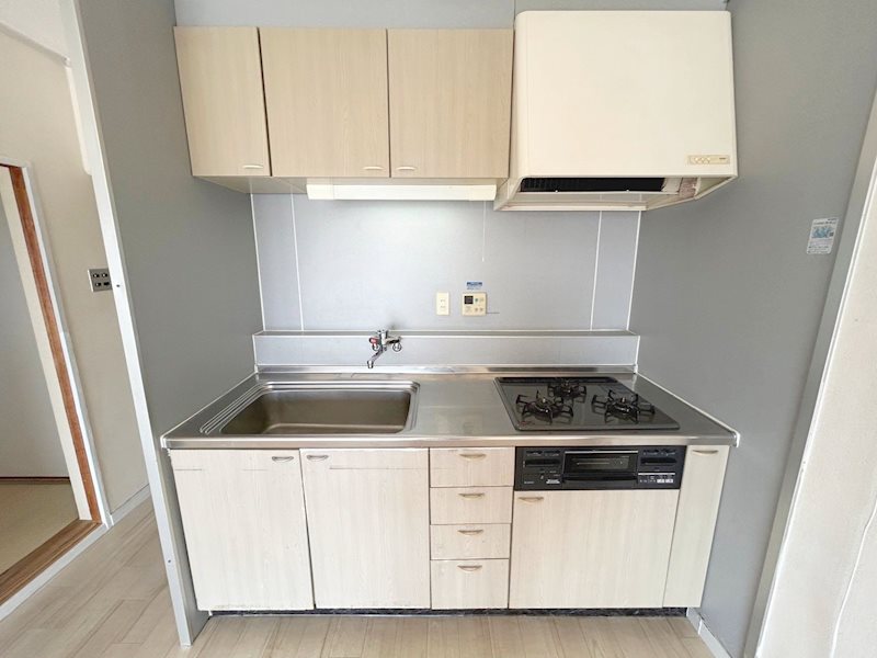 【CASA】イトーピア高槻松が丘B棟  空間を広く活用いただける壁付け型のシステムキッチン。
