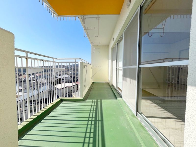 【CASA】イトーピア高槻松が丘B棟  南向きにつき陽当り良好なバルコニー！お洗濯の際にも活躍してくれますね♪