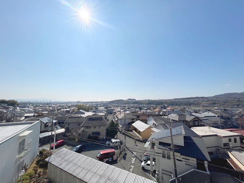 【CASA】イトーピア高槻松が丘B棟  4階部分につき、陽当り・眺望良好！自然豊かな高槻市内の景色が見渡せます。