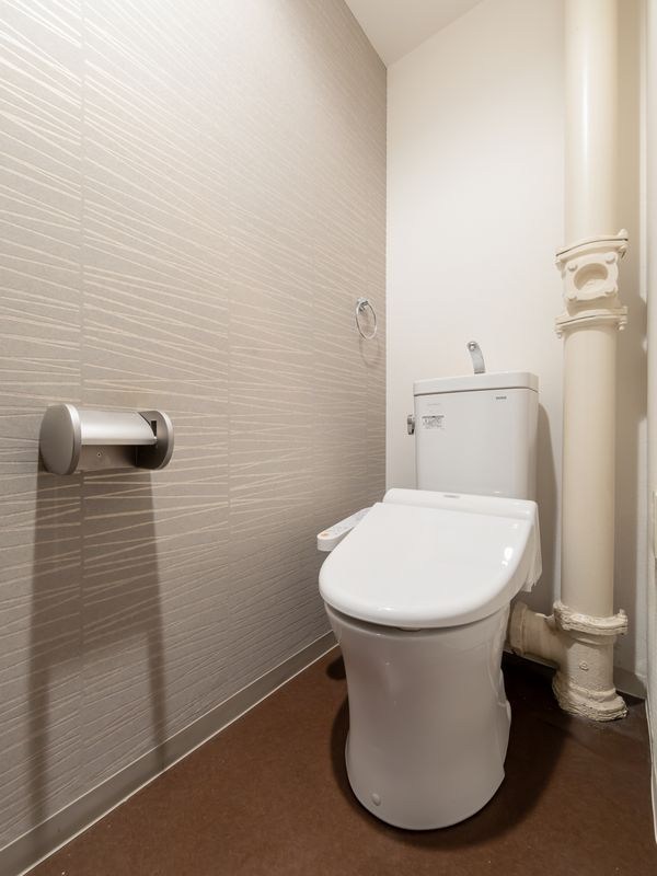 【CASA】 ローレルハイツ千里5号棟 【トイレ】トイレは白を基調とした清潔感あふれる空間となっており、明るく気持ちよくご利用いただけます。シンプルで飽きのこないデザインは、日々の暮らしに心地よさをもたらしてくれます。