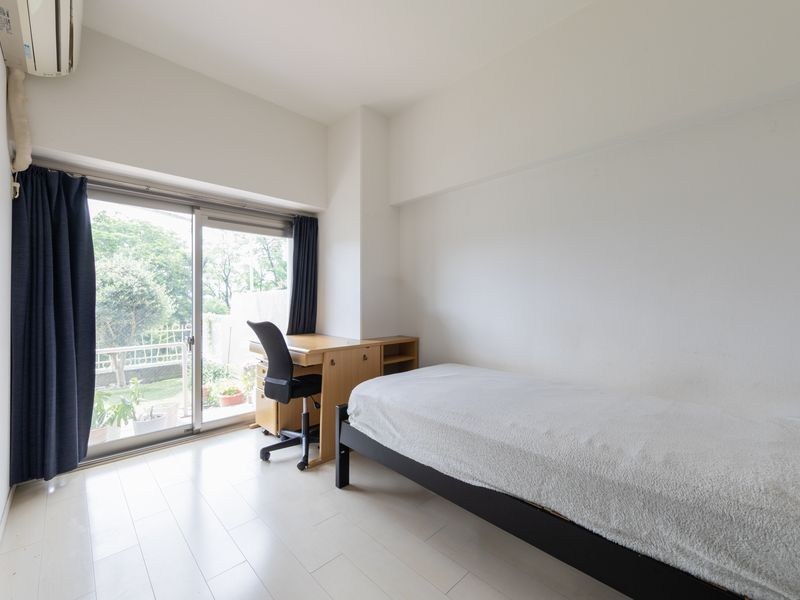 【CASA】 ローレルハイツ千里5号棟 【洋室】洋室は3部屋ご用意されており、それぞれに収納スペースを完備しています。衣類や日用品、季節物までしっかりと収納できるため、各居室をすっきりと保ちながら広々とお使いいただけます。