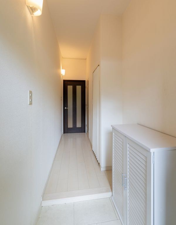 【CASA】 ローレルハイツ千里5号棟 【玄関】利便性と住環境、そして開放感を兼ね備えた魅力的な一邸です。ぜひ一度ご検討ください。