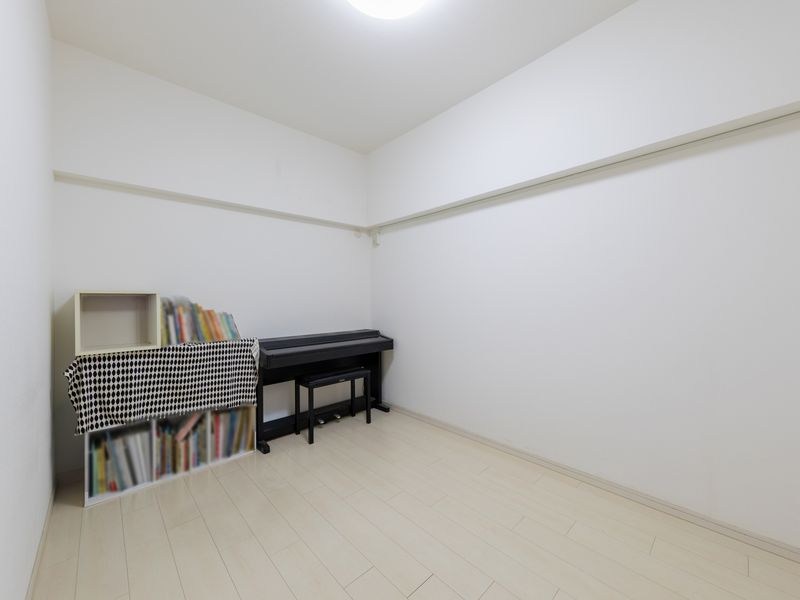 【CASA】 ローレルハイツ千里5号棟 【洋室】間取りは3LDKに加え、バルコニーと専用庭を備えた贅沢な設計。室内空間と屋外スペースをバランスよく取り入れた間取りは、開放感と実用性を兼ね備えており、日々の暮らしにゆとりと豊かさをもたらします