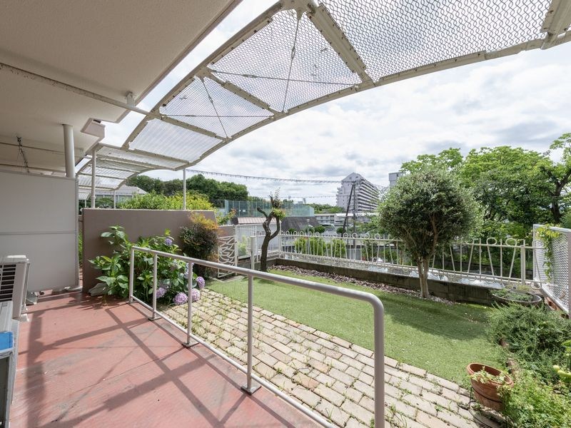 【CASA】 ローレルハイツ千里5号棟 【バルコニー】本物件は南東向きで、さらに前面が公園になっているため遮るものが少なく、陽当たり良好。明るく開放感あふれる住空間で、心地よい暮らしを実現できます。
