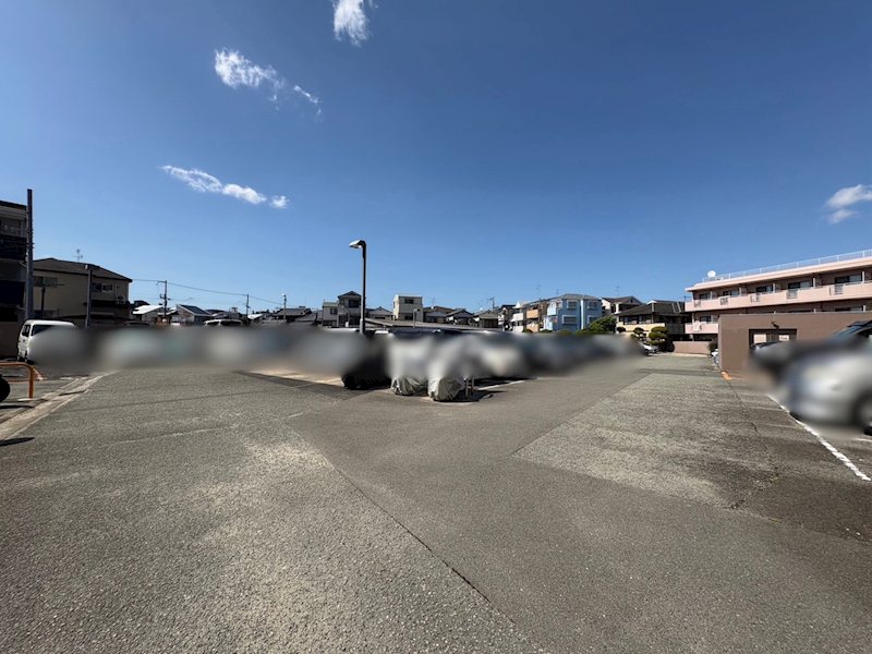 イトーピア東千里 敷地内に設けられた駐車場。お車をお持ちの方にも嬉しい住環境です♪空き状況や利用条件はお気軽にお問い合わせください。