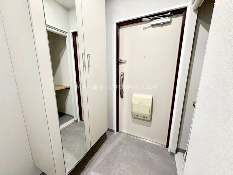 シャルマンコーポ伊丹 いつも気持ち良くご家族を迎えられる玄関。収納力の高いシューズクローゼット。散らかりがちな玄関もスッキリの収納できます。