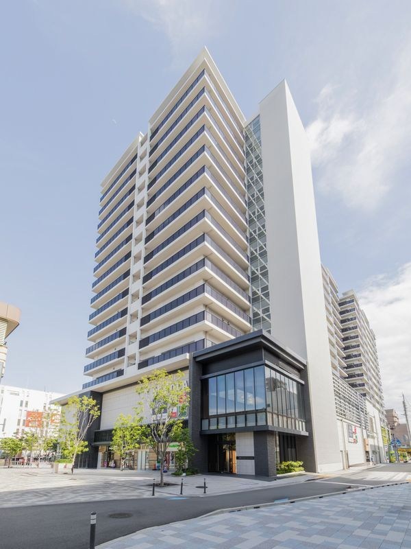 【CASA】 プラウド阪急塚口駅前 【現地写真】阪急神戸線「塚口」駅まで徒歩約1分という駅前立地で、通勤・通学の利便性はもちろん、移動時間の短縮によりゆとりある生活を実現できます。