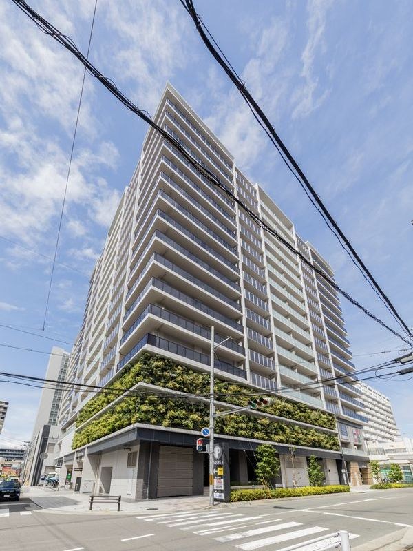 【CASA】 プラウド阪急塚口駅前 【現地写真】商業施設「SOCOLA塚口クロス」と直結しており、日々のお買い物や外食、生活に必要な施設を身近に利用できる大変便利な住環境が魅力です。