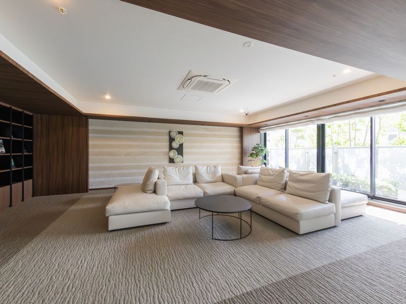 【CASA】 プラウド阪急塚口駅前 【ロビー】築浅ならではの美しさと、充実した共用施設・設備が揃った、ワンランク上の暮らしを実現できるマンションです。
