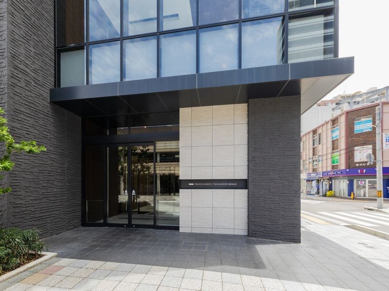 【CASA】 プラウド阪急塚口駅前 【エントランス】駅直結の高い利便性と快適な住環境を兼ね備えた本物件は、忙しい日常をより便利で豊かなものにしてくれるおすすめの一邸です。