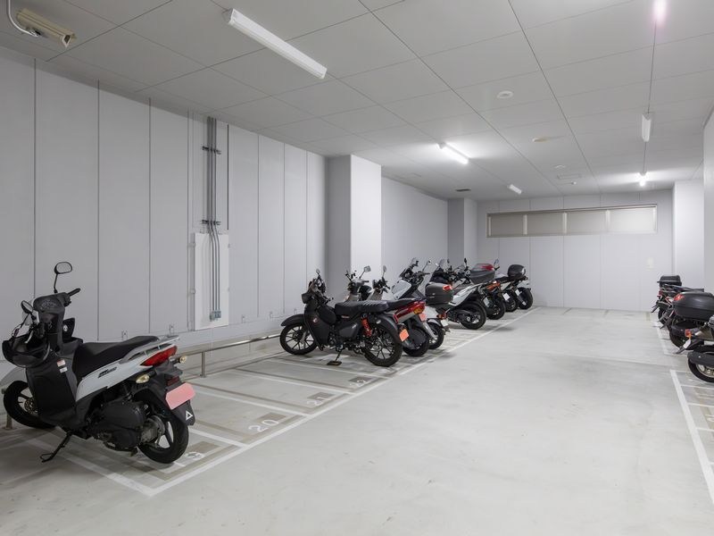 【CASA】 プラウド阪急塚口駅前 【バイク置き場】駐輪場やバイク置き場も確保されているため、ご家族分の台数にも柔軟に対応できる点も魅力です。
