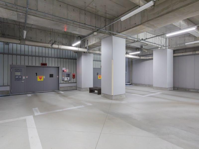 【CASA】 プラウド阪急塚口駅前 【駐車場】駐車場が敷地内にあることで、雨の日や荷物の多い日でもスムーズに移動でき、日々の暮らしを快適にサポートします。