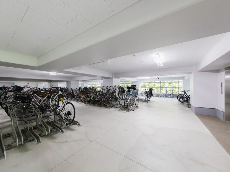 【CASA】 プラウド阪急塚口駅前 【駐輪場】マンション内には駐輪場・バイク置き場・敷地内駐車場が設けられており、さまざまな移動手段に対応した利便性の高い環境が整っています。