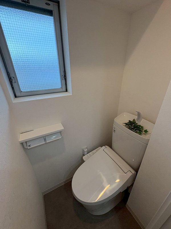 千里桃山台団地A1棟 ウォシュレット設備で快適な温水洗浄便座付きの明るいトイレです。