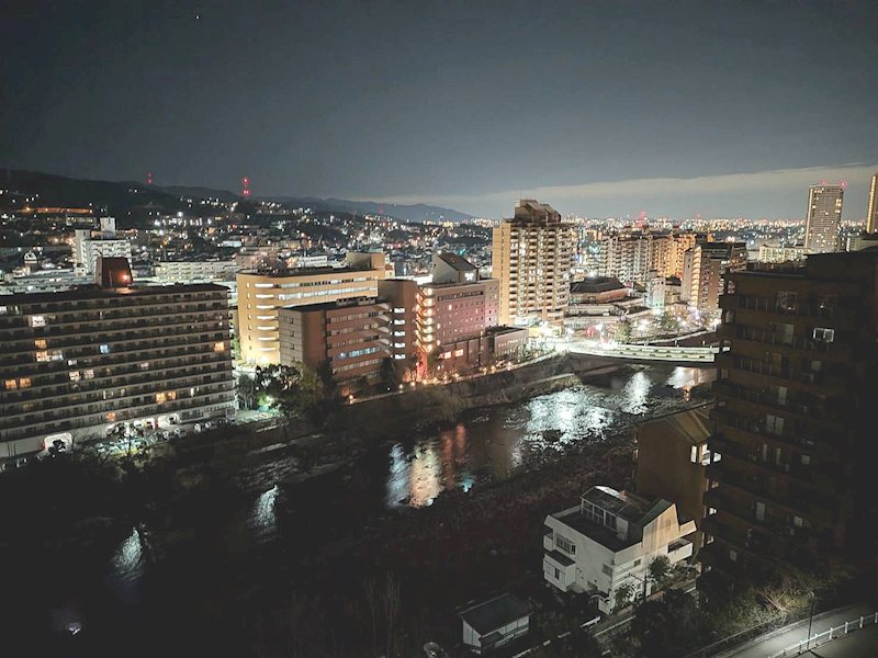 【CASA】ダイアパレス宝塚月見山 武庫川の水面に街灯りが映る美しい夜景。開放感ある眺望が魅力です♪
