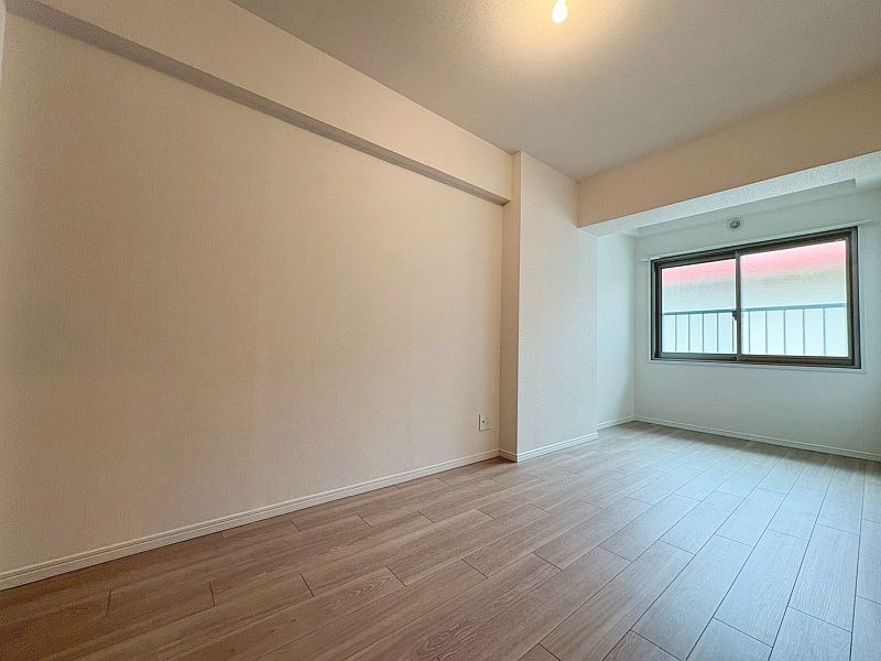 【CASA】ユニハイム高槻 7.3帖の洋室。シンプルな長方形のお部屋は家具配置がしやすいです。