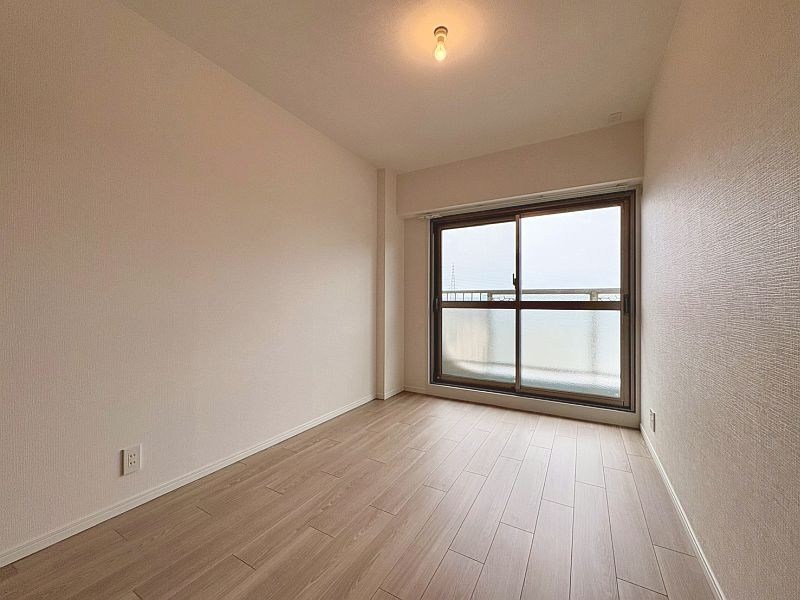 【CASA】ユニハイム高槻 6帖の居室はLDKに繋がっております。ほかの居室は離れており、赤ちゃんとママが過ごすお部屋にしてもよさそうです。