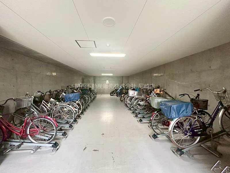 アービング杭瀬宮前公園 駐輪場には屋根もございますので、雨にも濡れません。