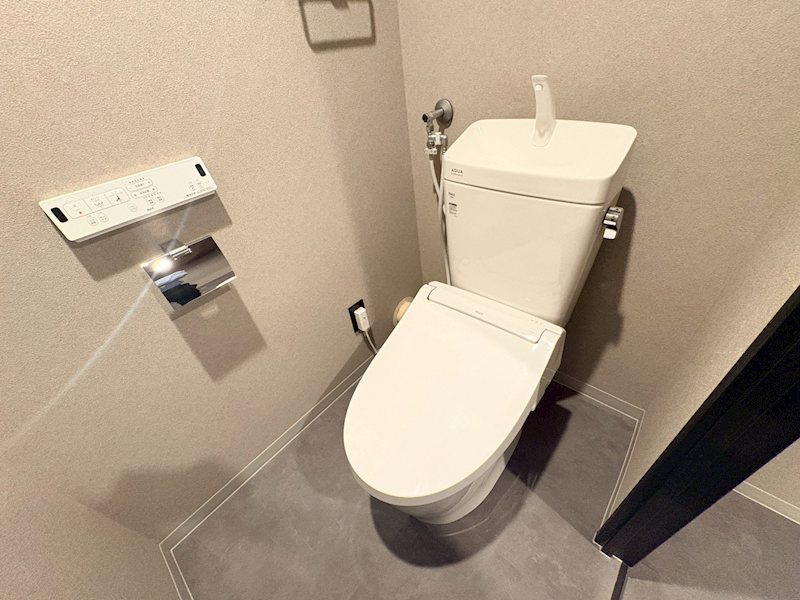 シャルマンコーポ千里山 ウォシュレット設備で快適な温水洗浄便座付きの広く明るいトイレです。
