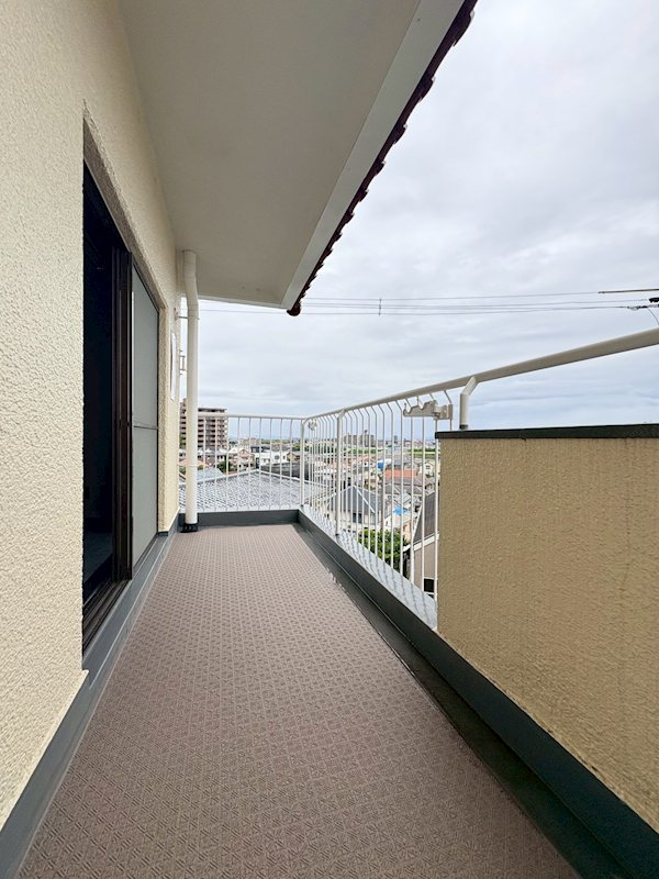 シャルマンコーポ千里山 窓から見えるバルコニーが部屋の空間を広く見せてくれるのも魅力的です