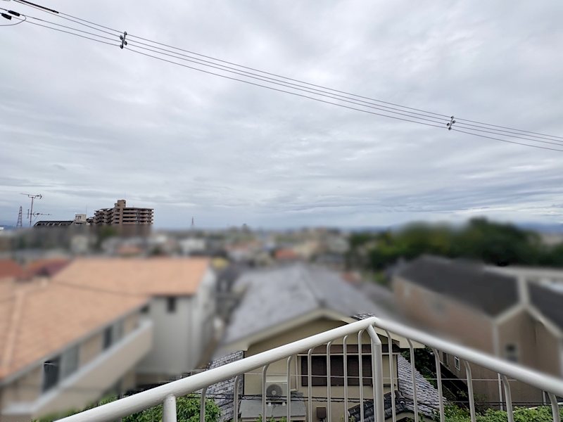 シャルマンコーポ千里山 窓から見えるバルコニーが部屋の空間を広く見せてくれるのも魅力的です