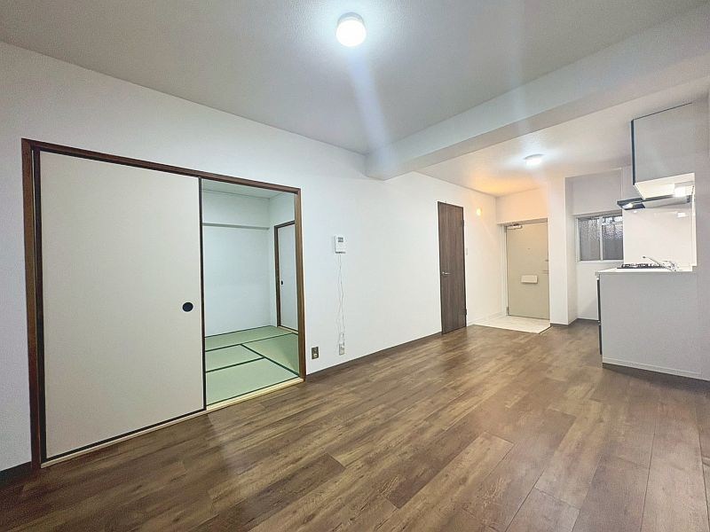 【CASA】ローレルハイツ茨木総持寺2号棟  長方形のリビングは家具の配置がしやすい造り。