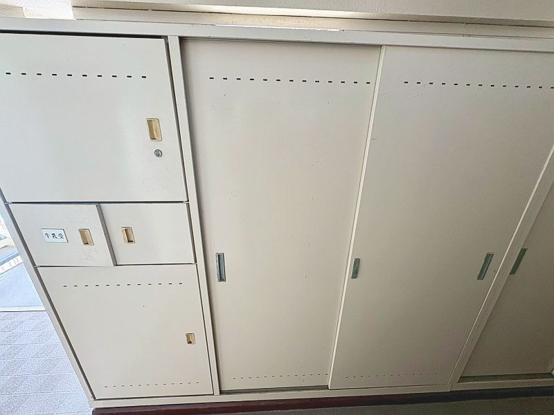 【CASA】ローレルハイツ茨木総持寺2号棟  玄関のすぐ外に専用の倉庫がございます！！(使用料無料)