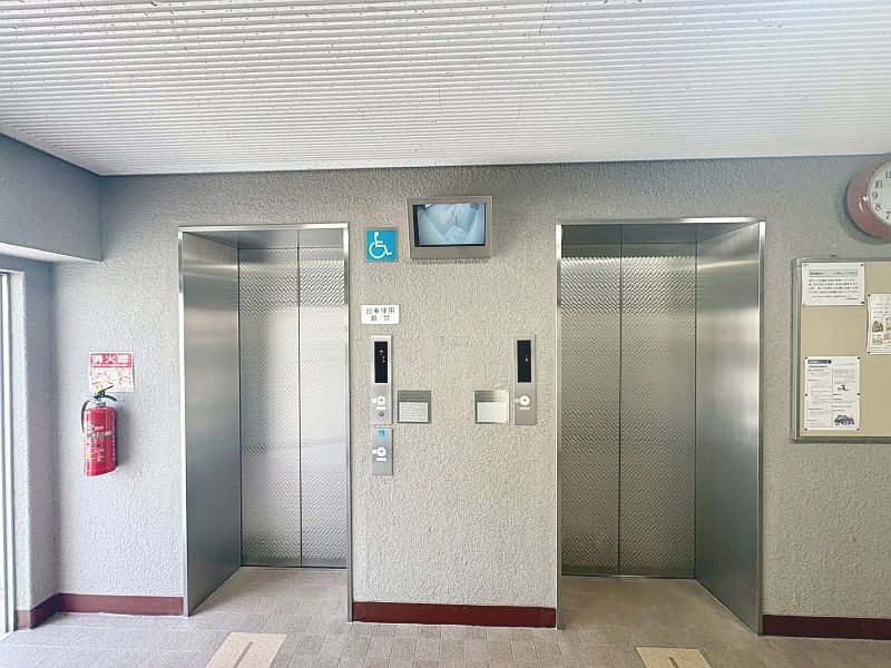【CASA】ローレルハイツ茨木総持寺2号棟  エレベーターが4機ございますので待ち時間も軽減されます。