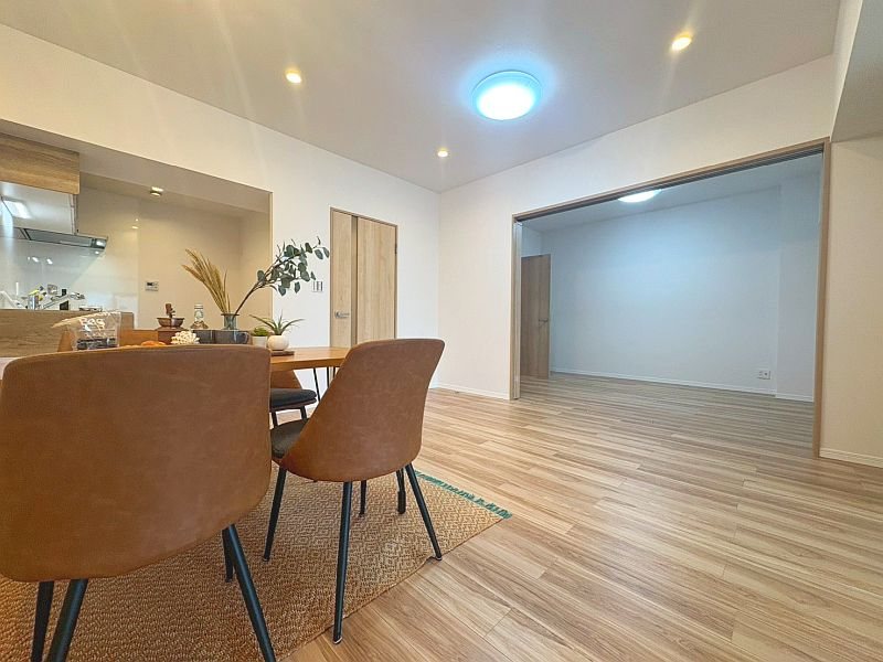 【CASA】茨木南春日丘プライムタウンB棟 リビングと隣接している洋室の引き戸を開けると、より開放感のあるリビングになります。