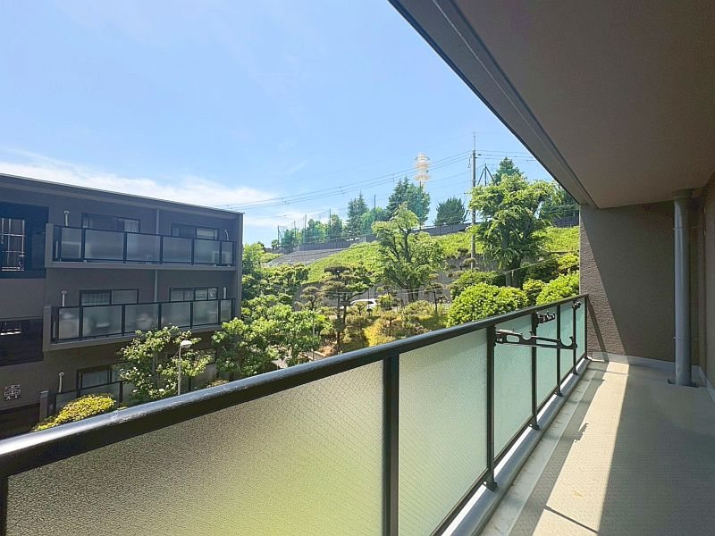【CASA】茨木南春日丘プライムタウンB棟 緑豊かな南向きにバルコニー。四季の移ろいを眺めながらお過ごしいただけます。
