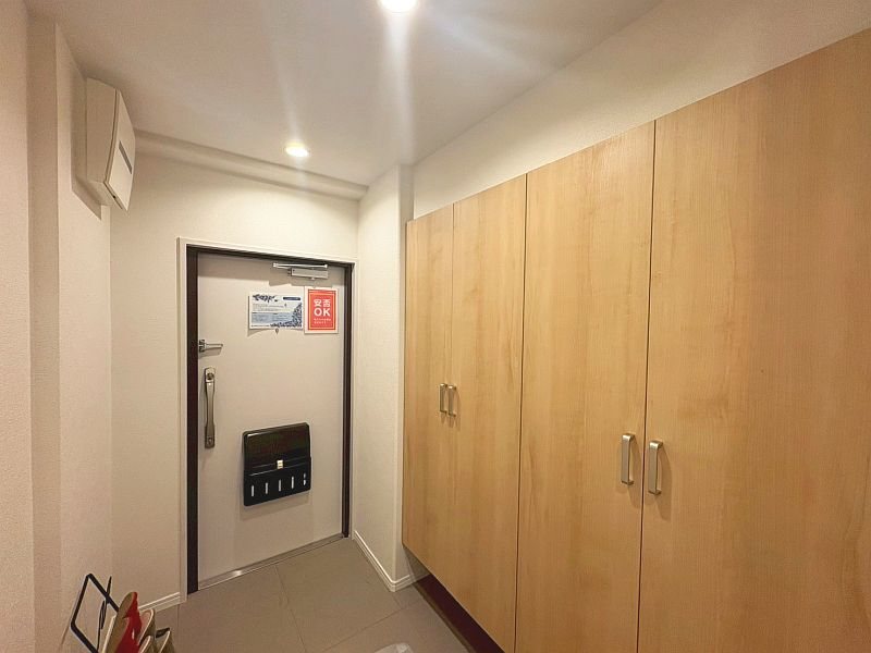 【CASA】茨木南春日丘プライムタウンB棟 玄関横には大容量のクローゼットがございますので、掃除用具やお子様の外遊び道具もしっかり片付きます！